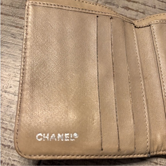 CHANEL Travel Line Cream Wallet with CC Logo - Picture 2 of 6